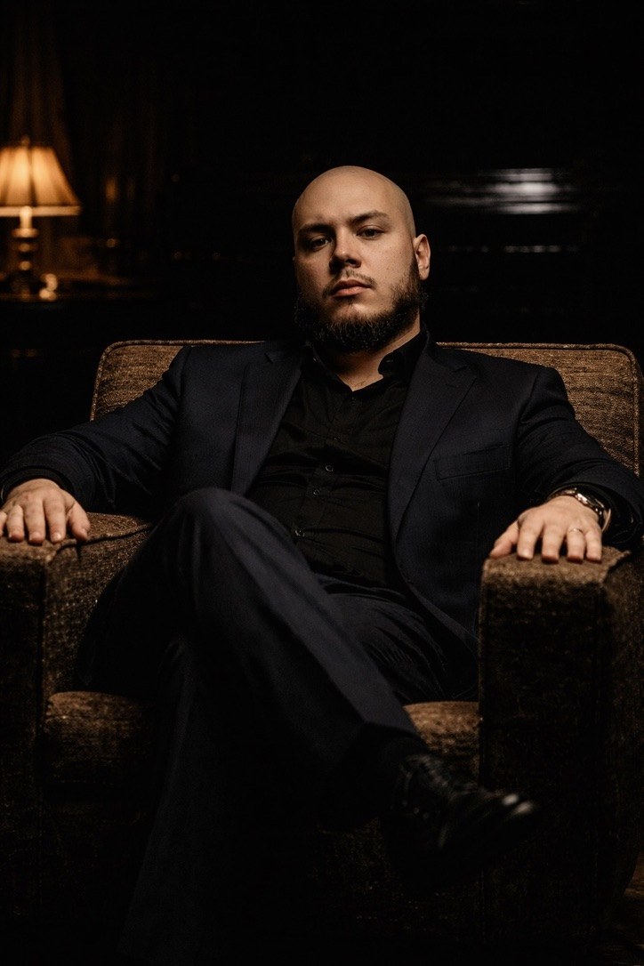 Juan Pablo Rincón Cardona, director de la firma, sentado en un sillón